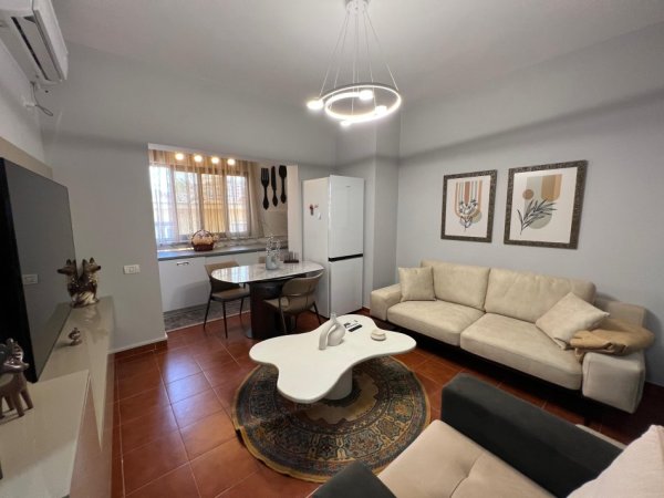 Tirane, jepet me qera 1+1 Kati 3, 65 m² 500 € (Rruga kavajes)