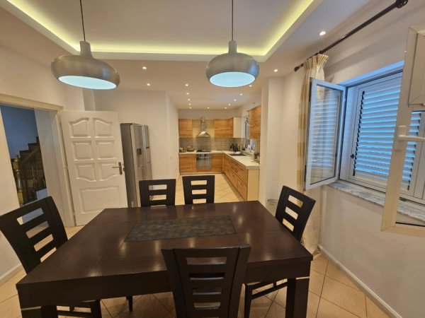Tirane, jepet me qera Vile 3 Katshe , 350 m² 3.000 € (liqeni i thate)