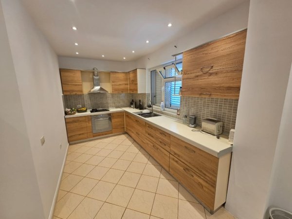 Tirane, jepet me qera Vile 3 Katshe , 350 m² 3.000 € (liqeni i thate)