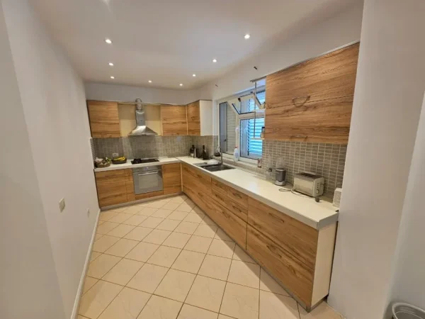 Tirane, jepet me qera Vile 3 Katshe , 350 m² 3.000 € (liqeni i thate)