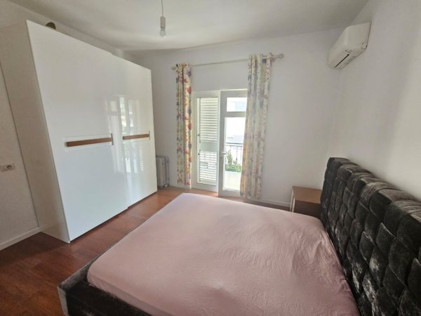 Tirane, jepet me qera Vile 3 Katshe , 350 m² 3.000 € (liqeni i thate)