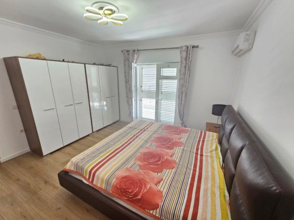 Tirane, jepet me qera Vile 3 Katshe , 350 m² 3.000 € (liqeni i thate)