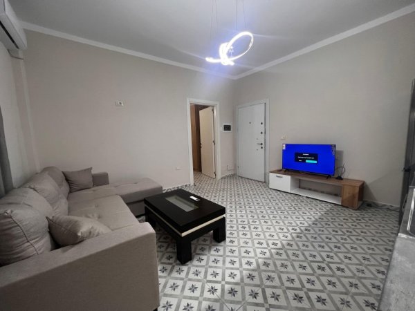 Tirane, jepet me qera apartament 1+1 Kati 1, 60 m² 300 € (Fresku)