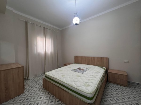 Tirane, jepet me qera apartament 1+1 Kati 1, 60 m² 300 € (Fresku)