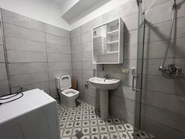 Tirane, jepet me qera apartament 1+1 Kati 1, 60 m² 300 € (Fresku)