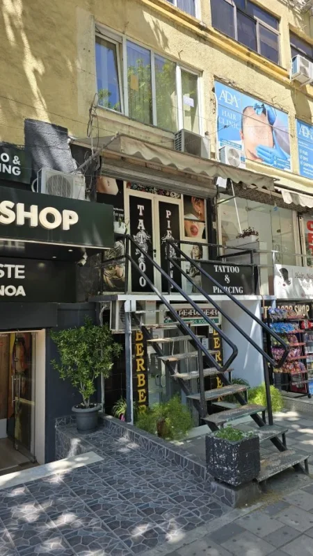 Tirane, jepet me qera dyqan, 25 m² 700 € (Rruga e Kavajes)