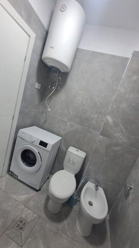 Tirane, jepet me qera apartament 1+1+Ballkon Kati 8, 67 m² 400 € (Bulevardi Blu)