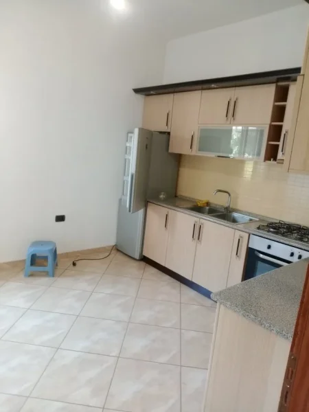 Tirane, shitet shtepi 2+1+Ballkon Kati 2, 250 m² 160.000 € (QENDER-KAMEZ)