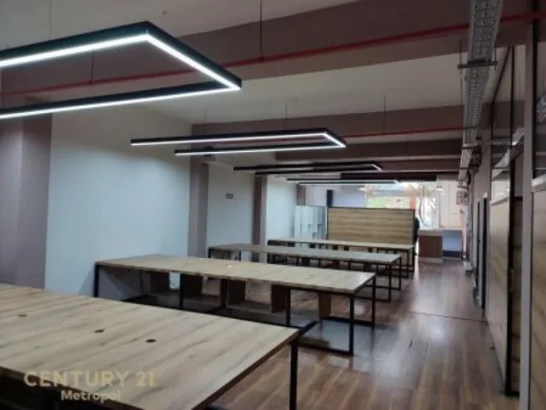 Tirane, jepet me qera ambjent biznesi Kati 0, 305 m² 2.800 € (21Dhjrtori)