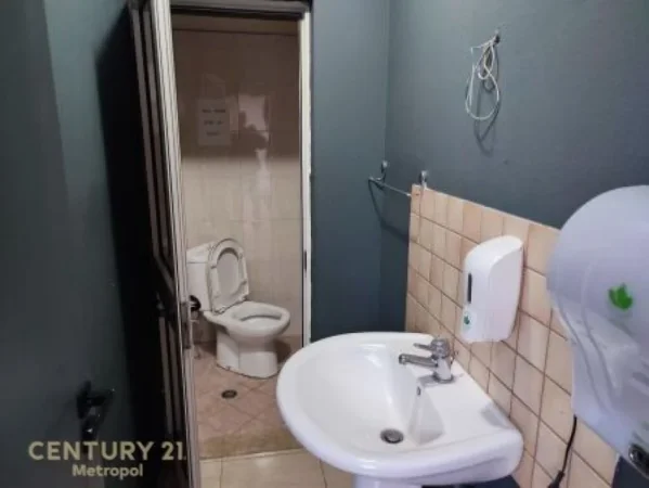 Tirane, jepet me qera ambjent biznesi Kati 0, 305 m² 2.800 € (21Dhjrtori)