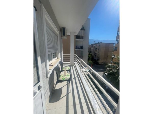 Tirane, jepet me qera apartament 2+1 Kati 4, 70 m² 500 € (Oxhaku)