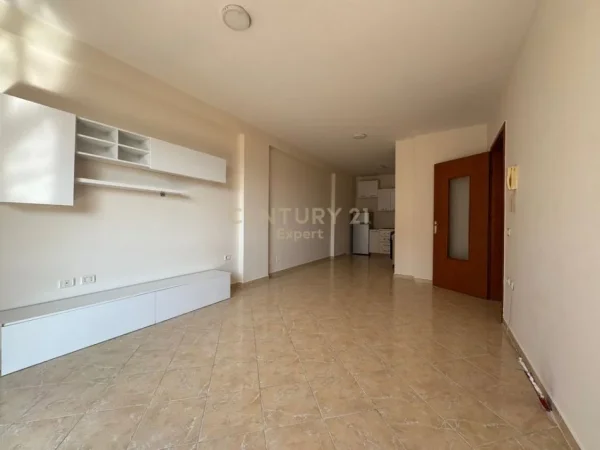 Tirane, jepet me qera apartament 2+1 Kati 7, 112 m² 550 € 