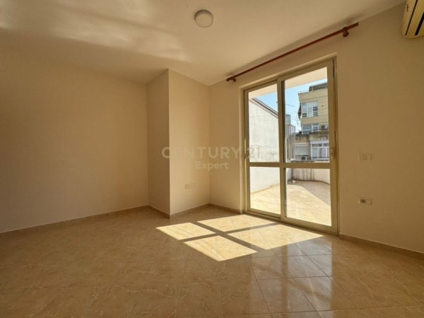 Tirane, jepet me qera apartament 2+1 Kati 7, 112 m² 550 € 