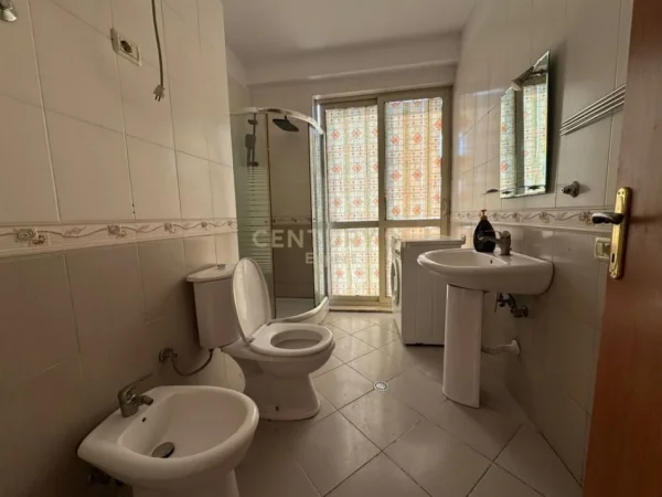 Tirane, jepet me qera apartament 2+1 Kati 7, 112 m² 550 € 
