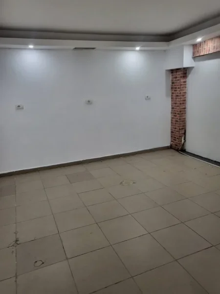 Tirane, jepet me qera ambjent biznesi Kati 0, 85 m² 450 € (komuna e parisit)