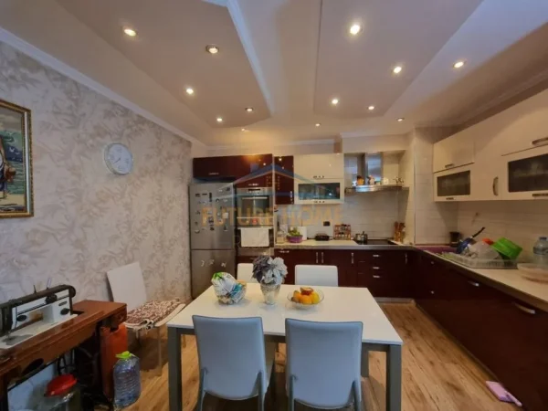 APARTAMENT 2+1 ME QERA TEK 21DHJETORI