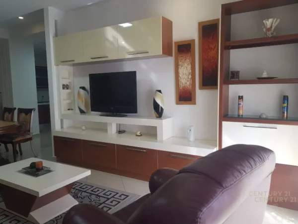 Tirane, jepet me qera apartament 2+1+Ballkon Kati 4, 110 m² 700 € (Zogu Zi)