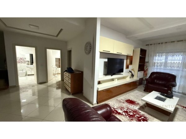 Tirane, jepet me qera apartament 2+1+Ballkon Kati 4, 110 m² 700 € (Zogu Zi)