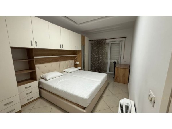 Tirane, jepet me qera apartament 2+1+Ballkon Kati 4, 110 m² 700 € (Zogu Zi)