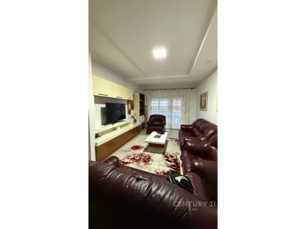 Tirane, jepet me qera apartament 2+1+Ballkon Kati 4, 110 m² 700 € (Zogu Zi)