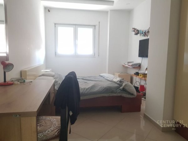 Tirane, jepet me qera apartament 2+1+Ballkon Kati 4, 110 m² 700 € (Zogu Zi)