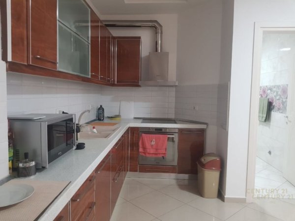 Tirane, jepet me qera apartament 2+1+Ballkon Kati 4, 110 m² 700 € (Zogu Zi)