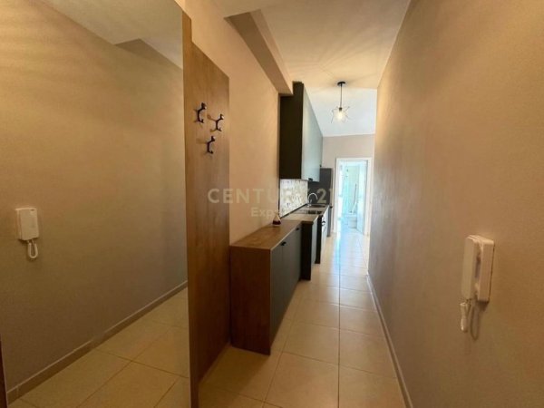 Tirane, jepet me qera apartament 1+1+Ballkon Kati 5, 60 m² 500 € (Laprake)