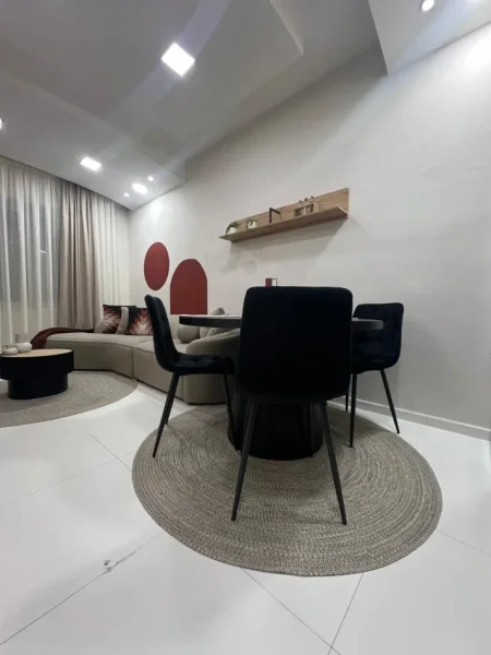 Tirane, jepet me qera apartament 1+1+Aneks+Ballkon Kati 2, 65 m² 651 € (Ish blloku pallatet agimi)