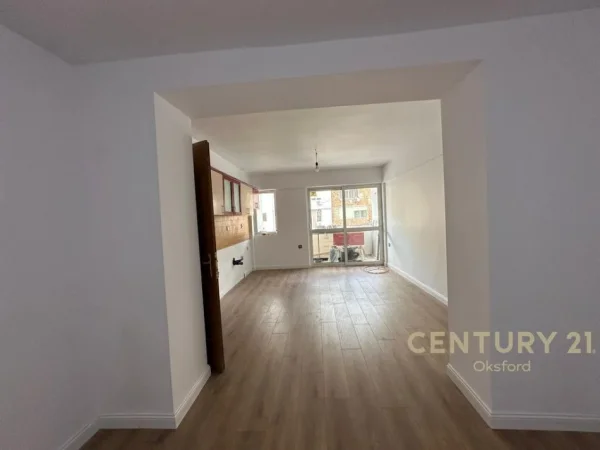 Tirane, jepet me qera ambjent biznesi Kati 2, 100 m² 800 € 