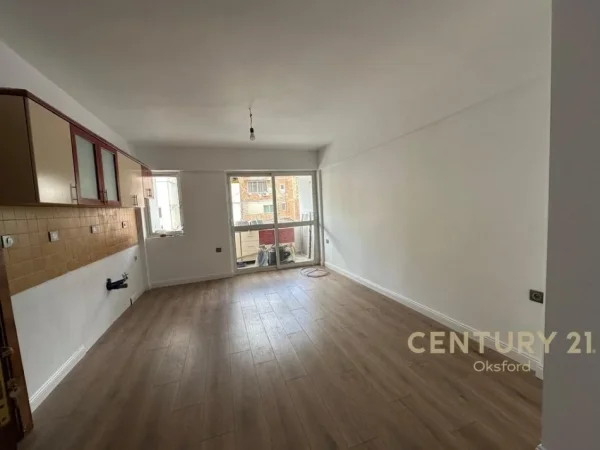 Tirane, jepet me qera ambjent biznesi Kati 2, 100 m² 800 € 