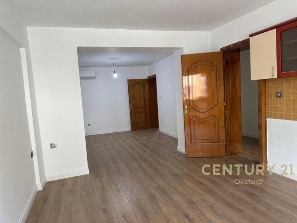 Tirane, jepet me qera ambjent biznesi Kati 2, 100 m² 800 € 