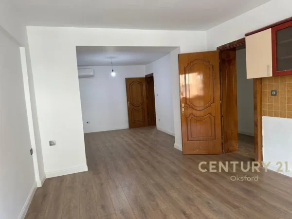 Tirane, jepet me qera ambjent biznesi Kati 2, 100 m² 800 € 