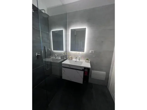 Tirane, jepet me qera apartament 2+1 Kati 9, 112 m² 750 € 
