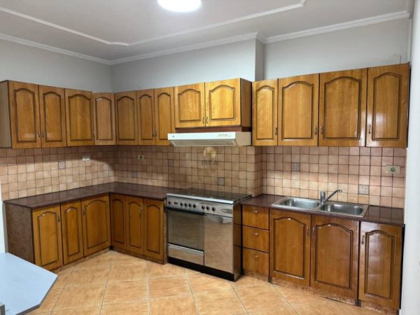 Tirane, jepet me qera zyre Kati 4, 178 m² 1.800 € (Sheshi Willson)