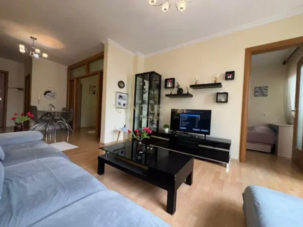 Tirane, jepet me qera apartament 2+1 Kati 5, 100 m² 650 € (Barrikada)