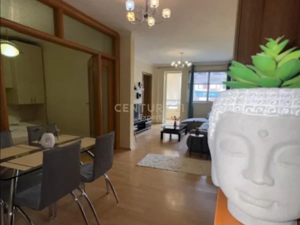 Tirane, jepet me qera apartament 2+1 Kati 5, 100 m² 650 € (Barrikada)