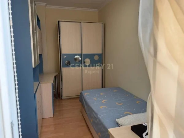 Tirane, jepet me qera apartament 2+1 Kati 5, 100 m² 650 € (Barrikada)