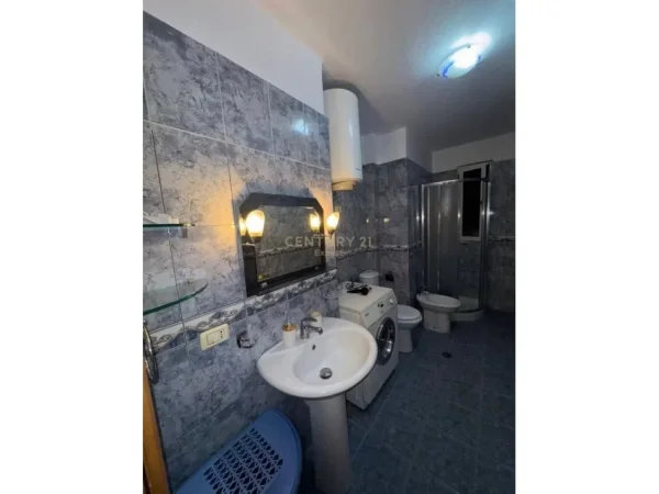 Tirane, jepet me qera apartament 2+1 Kati 5, 100 m² 650 € (Barrikada)