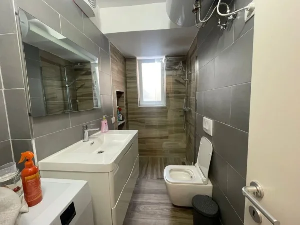 Tirane, jepet me qera apartament 2+1 Kati 2, 100 m² 750 € (Mine Peza)