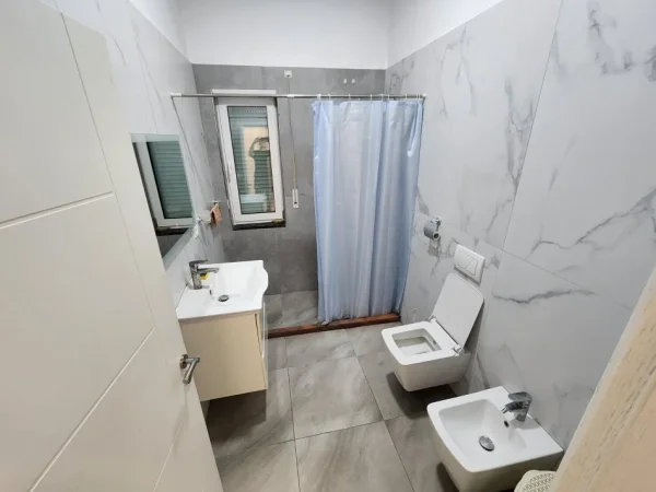 Tirane, jepet me qera apartament 2+1+Aneks+Ballkon Kati 2, 110 m² 800 € (2+1+2 kopshti zoologjik)