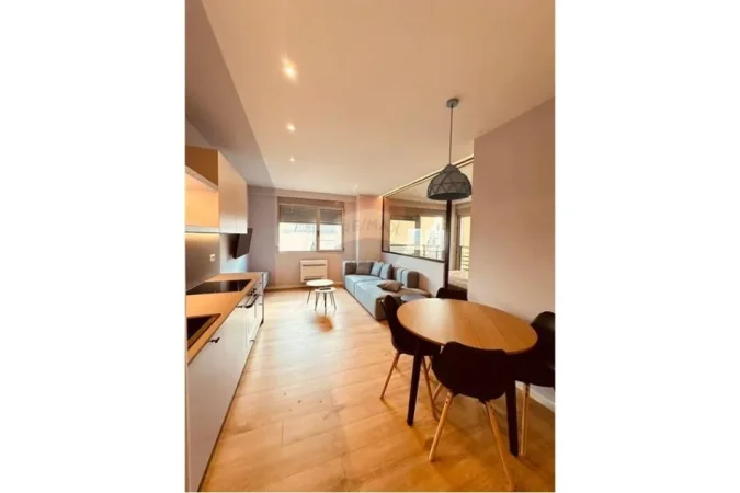 Tirane, jepet me qera apartament 2+1 Kati 10, 74 m² 750 € (Vila gold)