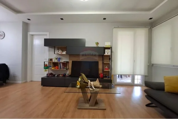 Tirane, jepet me qera apartament 2+1 Kati 3, 98 m² 800 € 