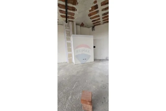 Tirane, jepet me qera dyqan Kati 0, 52 m² 980 € (Rr liqeni i thate)