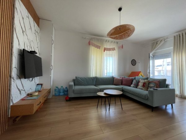 Durres, jepet me qera apartament 2+1 Kati 5, 120 m² (Qerret)