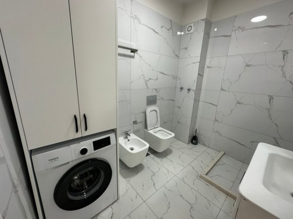 Tirane, jepet me qera apartament 1+1+Ballkon Kati 10, 74 m² 50.000 Leke