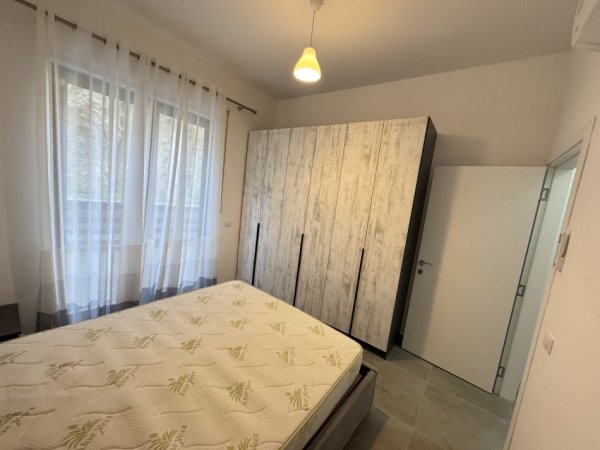 Tirane, jepet me qera apartament 1+1+Ballkon Kati 1, 90 m² 500 € (Rruga zallit)