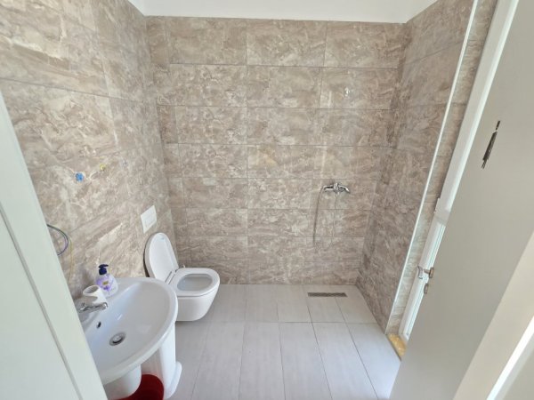 Tirane, jepet me qera zyre Kati 2, 115 m² 1.000 € (Mbrapa Square 21)