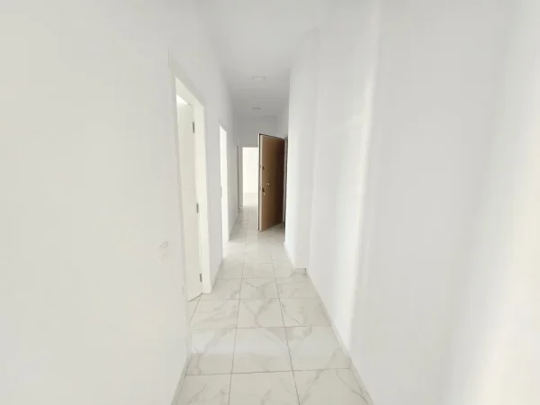 Tirane, jepet me qera zyre Kati 2, 115 m² 1.000 € (Mbrapa Square 21)