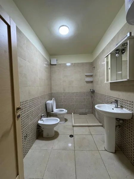 Tirane, shitet apartament 3+1+Aneks+Ballkon Kati 1, 130 m² 230.000 € (kopshti botanik)