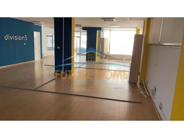 Tirane, jepet me qera ambjent biznesi Kati 1, 290 m² 3.000 € 